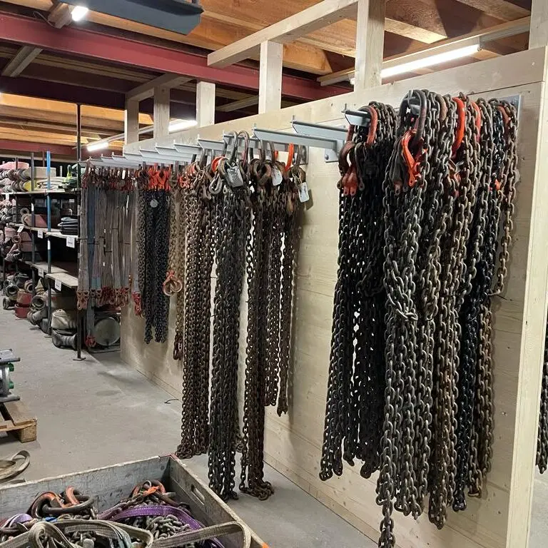 Chaînes et élingues suspendues dans l’atelier