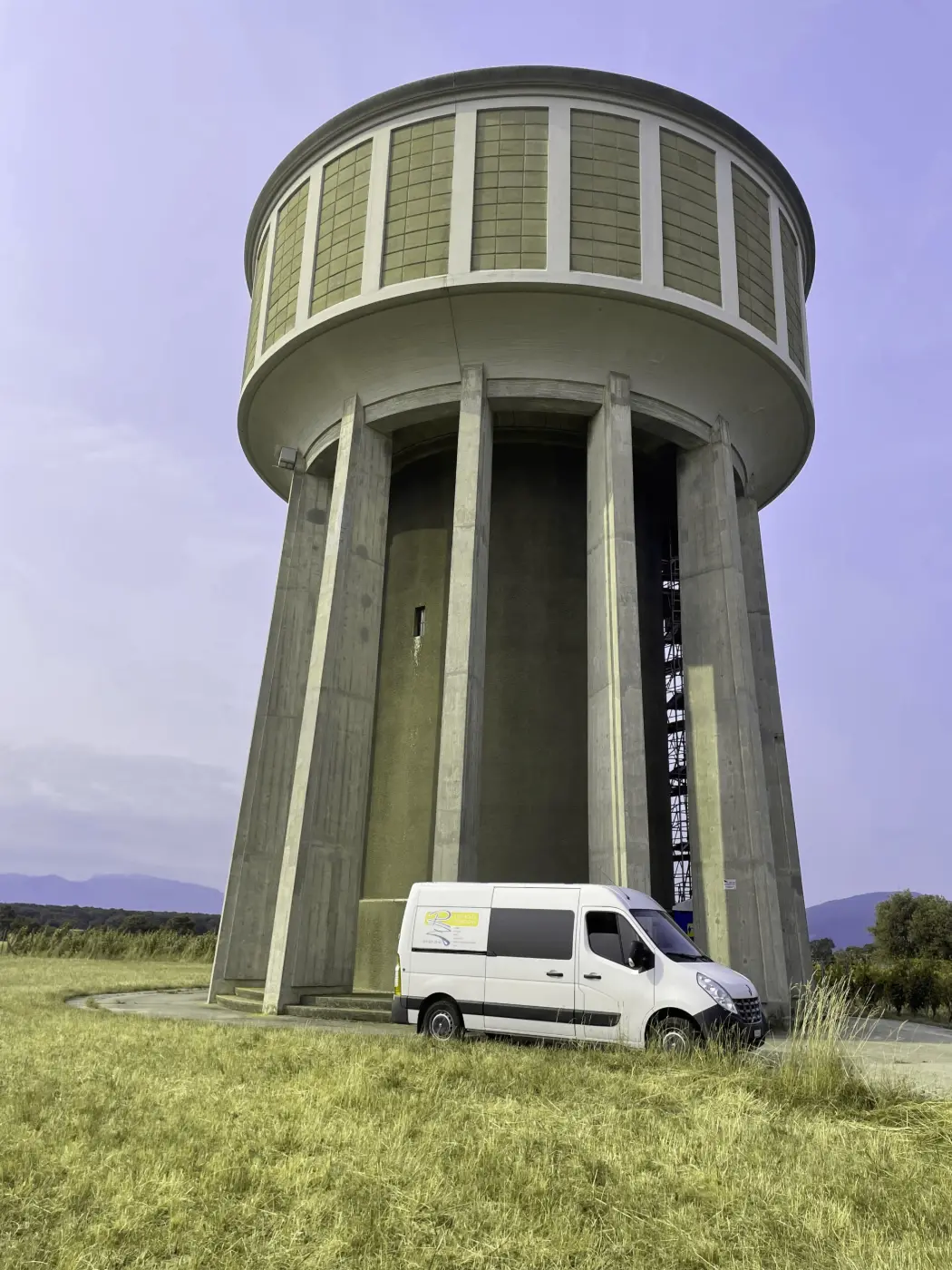 Le véhicule de RZ Contrôles au pied d’un château d’eau